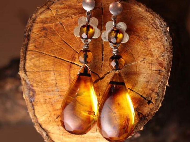 廣州白云機(jī)場(chǎng)進(jìn)口烏克蘭琥珀原石報(bào)關(guān)費(fèi)用代理案例